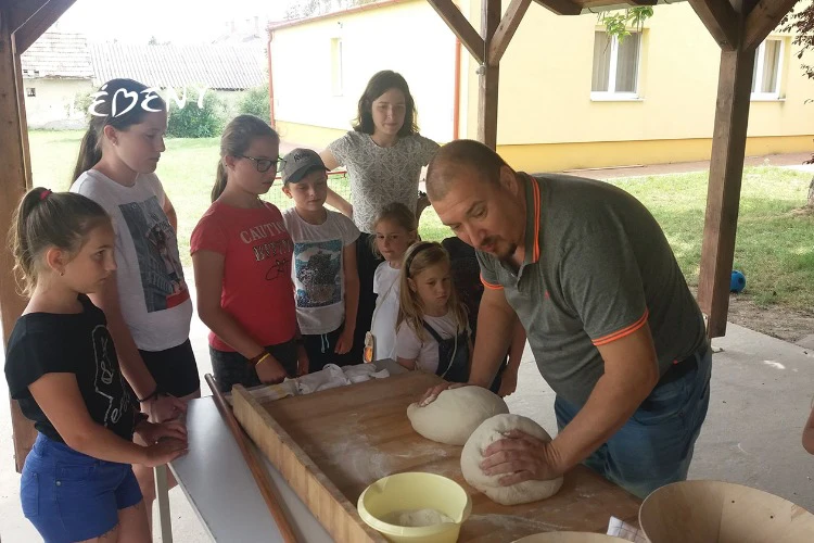 Hagyományőrző és olvasótábor