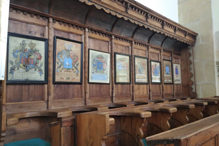 13 református templom címerei