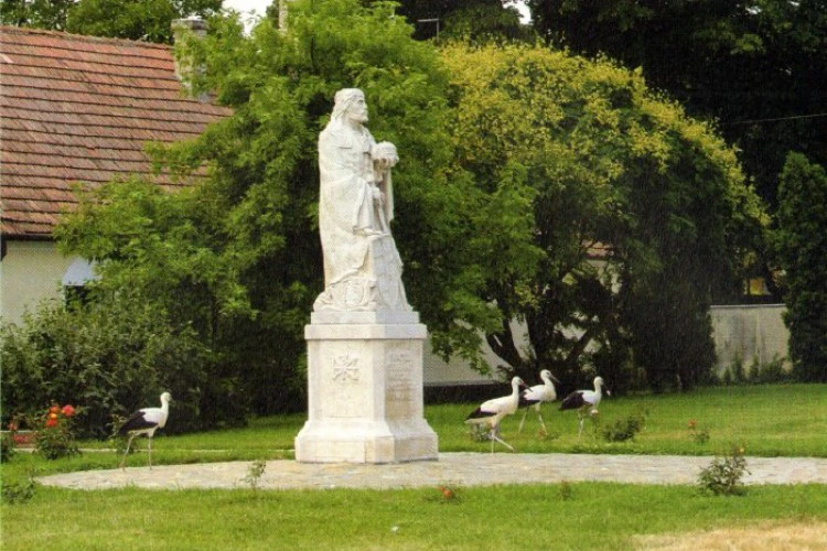 1485160903-7398-szent-istvan-szobor-lebeny-1499861725.jpg