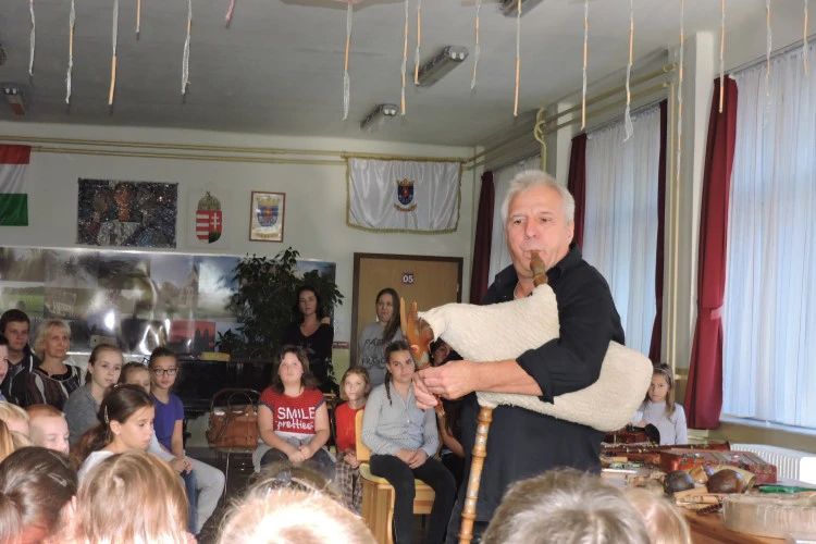 hangszerbemutato-lebenyi-iskola-2-1508922500.JPG