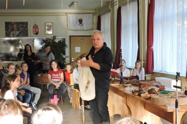 hangszerbemutato-lebenyi-iskola-3-1508922503.JPG