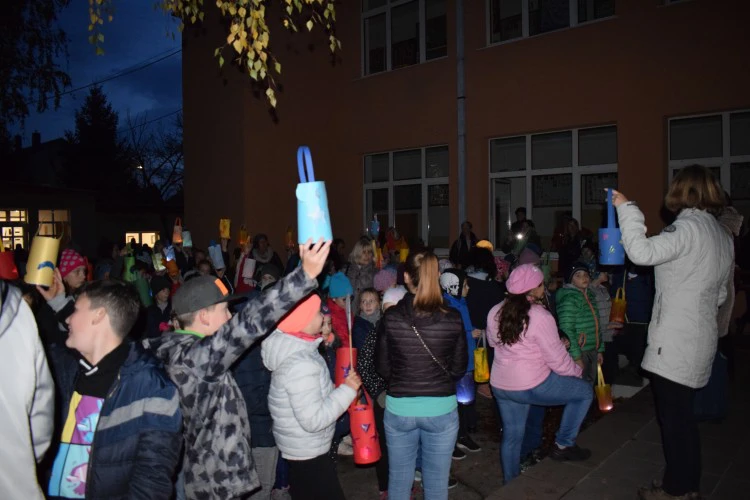 lebeny-iskola-lampionos-felvonulas-15-1573478222.JPG